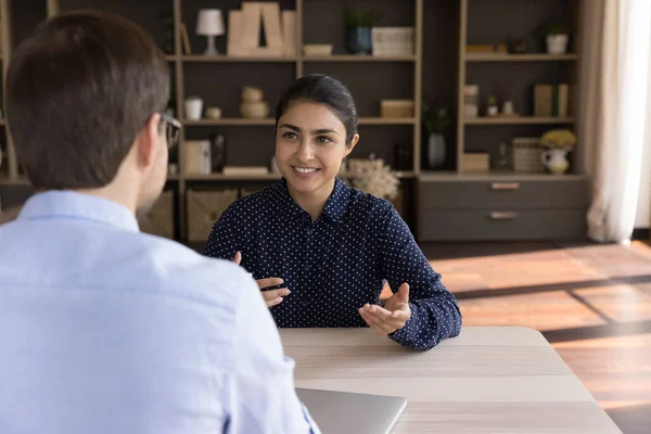 Cliente femenino indio feliz consultoría profesional de negocios masculino — Foto de Stock