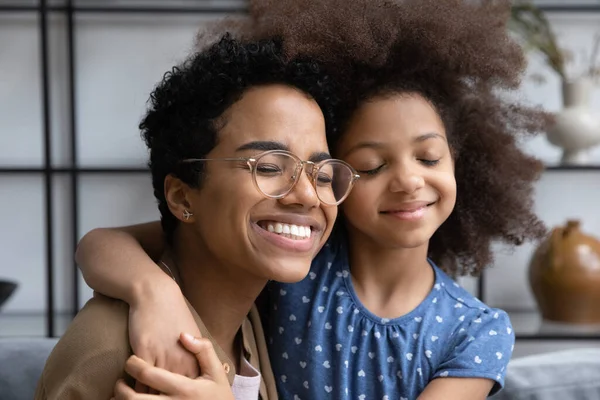 Hoofd schot Afro-Amerikaanse familie tonen tedere emoties. — Stockfoto