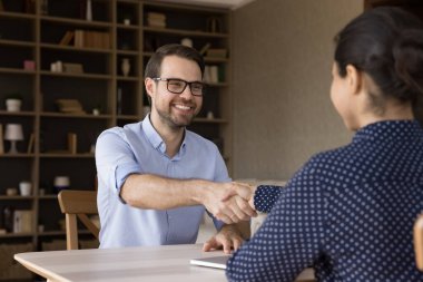 Kadın iş adamı, işveren başarılı bir görüşmeden sonra mutlu bir aday arıyor.