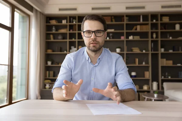 Serieuze zelfverzekerde duizendjarige zakelijke professional in bril kijken naar camera — Stockfoto