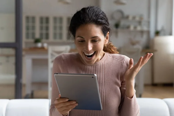 De cerca mujer muy alegre utilizando tableta moderna, leyendo buenas noticias — Foto de Stock
