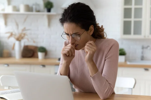 Ongelukkig attente vrouw in bril op zoek naar laptop scherm — Stockfoto