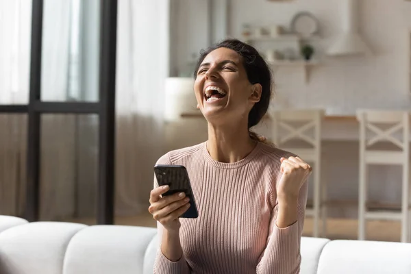 Närbild överlycklig kvinna skriker av glädje, håller smartphone — Stockfoto