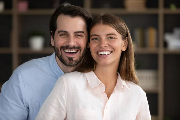 Feliz alegre millennial pareja casa cabeza disparo retrato — Foto de Stock