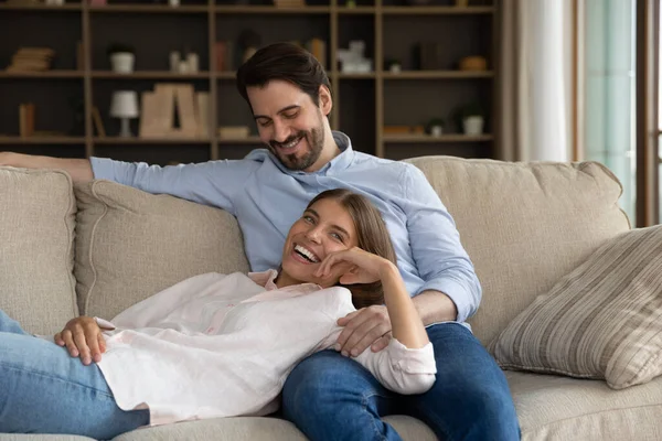 Jovens felizes casados desfrutando de lazer em casa — Fotografia de Stock