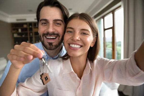Pareja feliz de propietarios que comienzan a vivir juntos —  Fotos de Stock