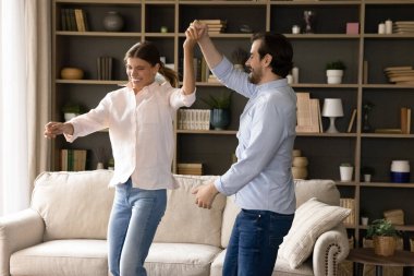 Mutlu, hareketli genç çift ev satın almayı kutluyor.