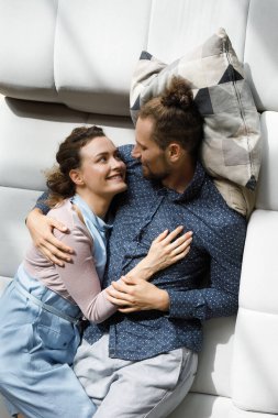 Mutlu rahatlamış milenyum çifti evde birlikte vakit geçirmenin tadını çıkarıyor.