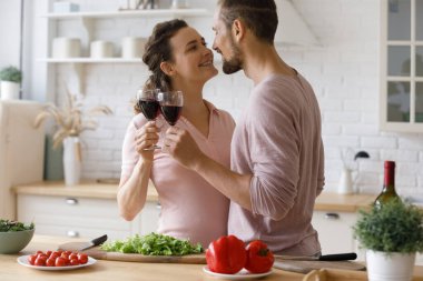 Tatlı romantik milenyum çifti evde buluşuyor, şarap içiyor.