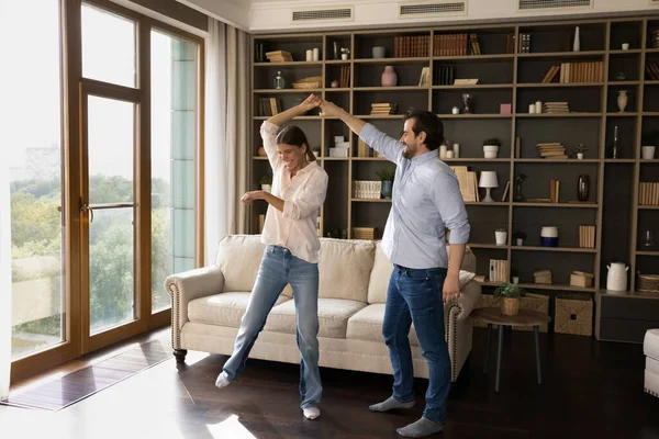 Feliz millennial hombre enseñando novia a bailar en casa — Foto de Stock
