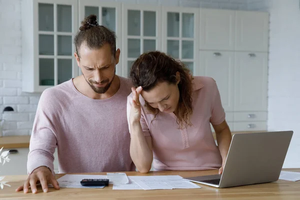 Frustrado preocupado millennial pareja casada cálculo de sobregasto presupuesto — Foto de Stock