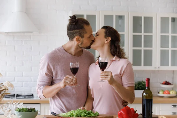 Feliz dulce citas, pareja casada en el amor celebrando aniversario — Foto de Stock