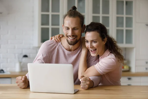 Glücklich aufgeregtes junges Ehepaar erhält erstaunliche gute Nachrichten — Stockfoto