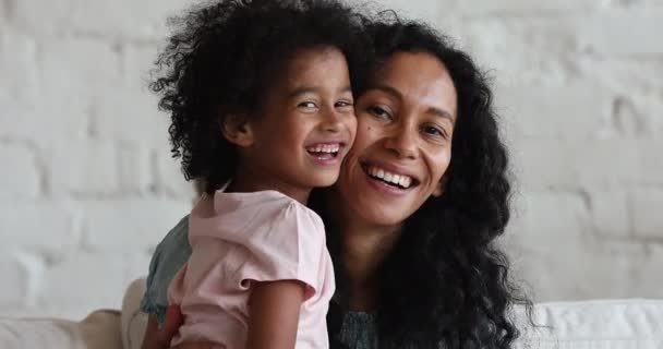 De cerca retrato africano madre su lindo poco 5s hija — Vídeos de Stock