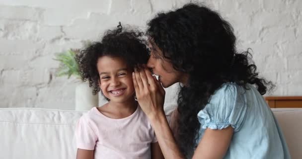Femme africaine confie des secrets à sa petite fille — Video