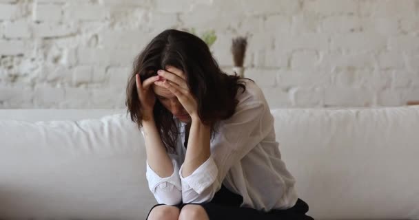 Perempuan mengalami perpisahan, membuat keputusan, memikirkan masalah kehidupan pribadi — Stok Video