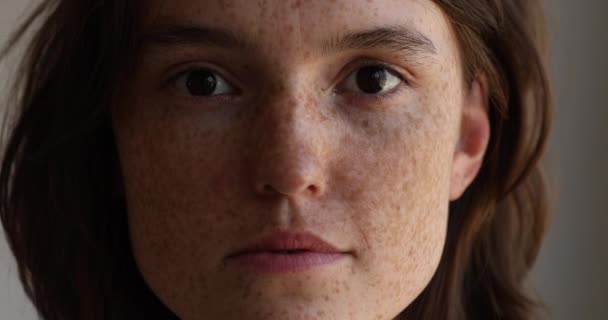 Close-up cropped uitzicht sproeten gezicht van jonge aantrekkelijke vrouw — Stockvideo
