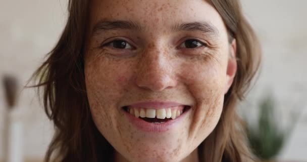 Close up smiling face of attractive young freckled woman — Stock Video