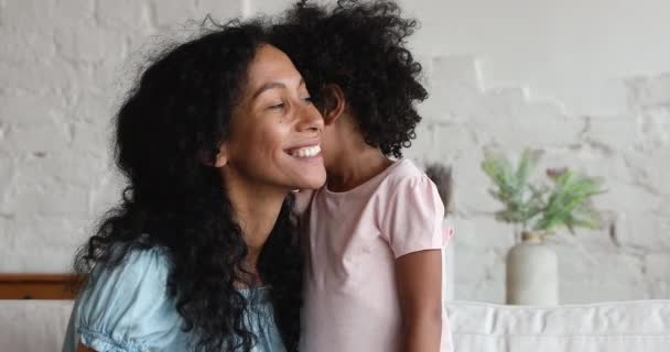 Pequena menina africana confia o segredo para sua mãe — Vídeo de Stock