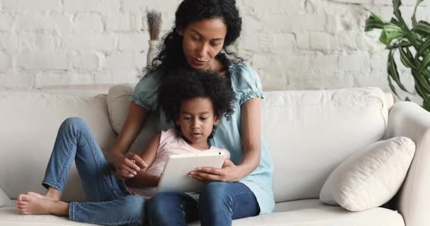 Família africana relaxante no sofá passar fim de semana de lazer usando tablet — Vídeo de Stock
