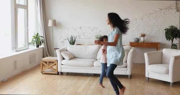 Mujer africana y linda hija jugar pastel de patty danza indoor — Vídeo de stock