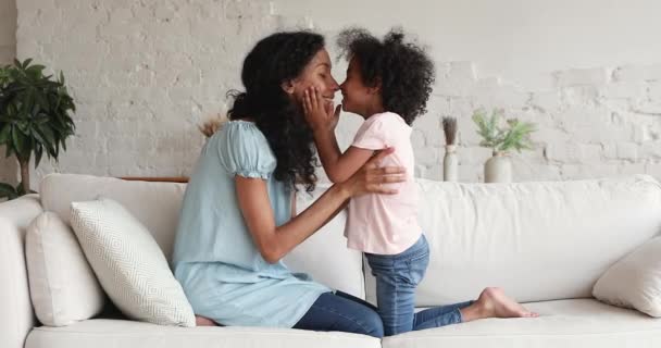Африканская мать ее дочь трогать носы, наслаждаться моментом нежности — стоковое видео