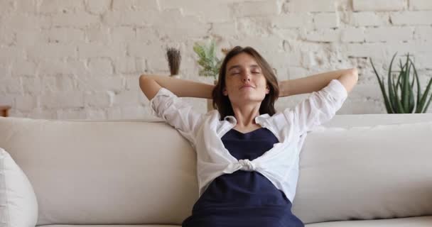 Mulher calma relaxante no sofá macio confortável em casa — Vídeo de Stock