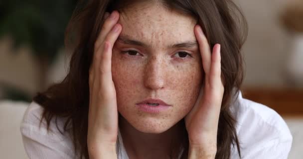Розв'язане обличчя молодої жінки торкається храмів страждає від головного болю — стокове відео
