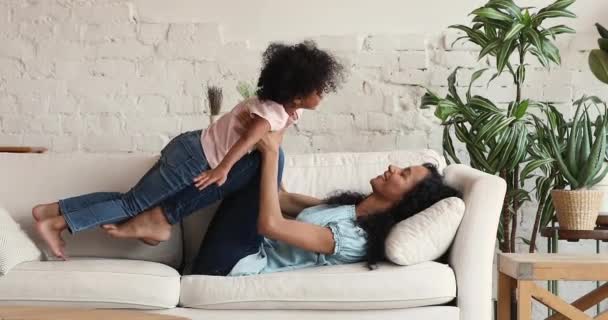 Madre africana levanta en brazos a su hija disfrutar del tiempo de juego en el interior — Vídeos de Stock