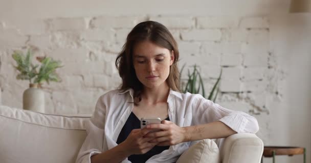 Menina segura em mãos celular desfrutar sms bate-papo com namorado — Vídeo de Stock