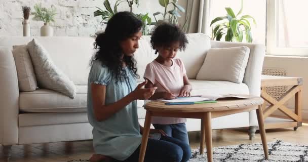 Madre africana e hija preescolar dibujando con lápices de colores — Vídeos de Stock