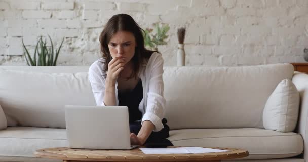 Mujer joven calcula facturas se siente preocupado, experiencias problema financiero — Vídeo de stock