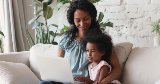 Madre e hija africana pasan tiempo en casa con la computadora portátil — Vídeos de Stock