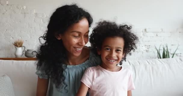 Africano mãe e filha sorrir olhar para câmera fazendo videocall — Vídeo de Stock