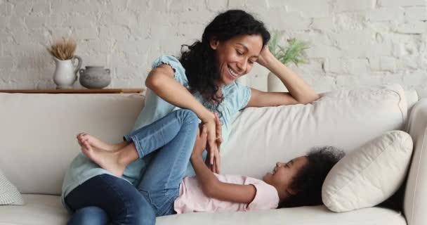 Älskande afrikansk mamma leka med vackra 5s dotter — Stockvideo