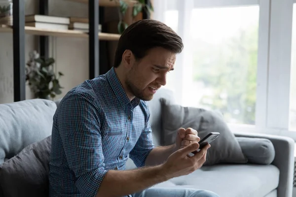 El hombre tiene teléfono inteligente se siente desilusionado perdiendo lotería en línea — Foto de Stock