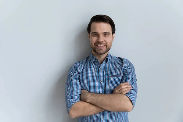 Cara no casual azul camisa pose no cinza estúdio fundo — Fotografia de Stock