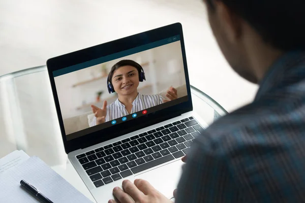 Hintli kadın video konferansında, dizüstü bilgisayarı erkeğin omzunda. — Stok fotoğraf