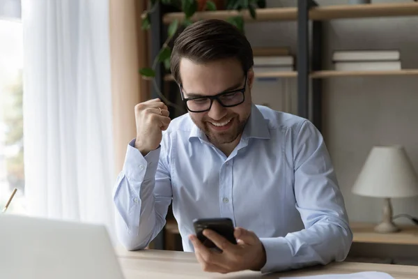 Empresario recibir sms se siente feliz celebrando momento de éxito del negocio — Foto de Stock