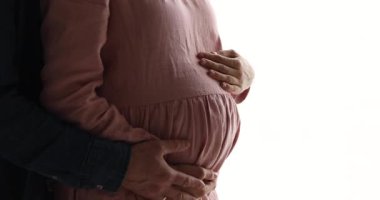 Yakın plan, sevgili koca hamile eşi destekten korur.