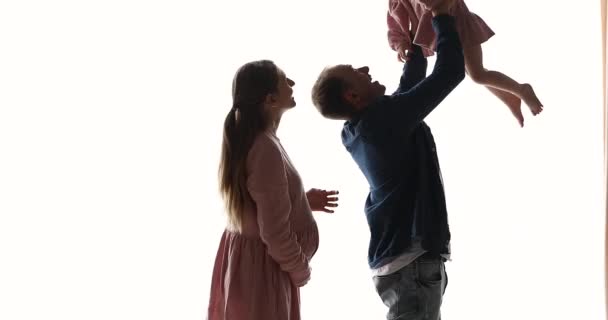 Безтурботний мама тато очікує другу дитину, що грає з дочкою — стокове відео