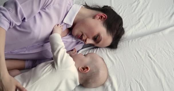 Affettuosa mamma e bambino coccole sul letto sentire legame — Video Stock