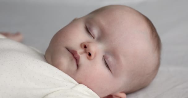 Fechar de bebê sereno dormindo bem na cama em casa — Vídeo de Stock
