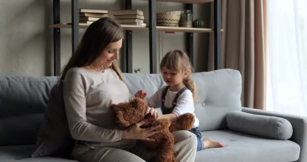 Κοριτσάκι που παίζει με τη μαμά περιμένει παιδί θηλάζει αρκουδάκι — Αρχείο Βίντεο
