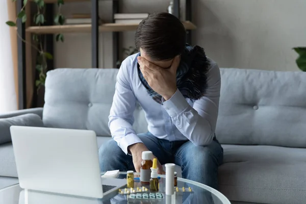 Malato uomo d'affari malsano soffre di influenza stagionale — Foto Stock