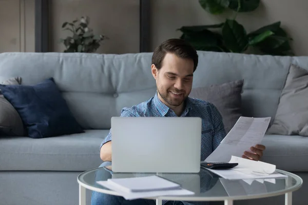 Homem pagar contas desfrutar de conforto e-pagamento através de e-bank no laptop — Fotografia de Stock