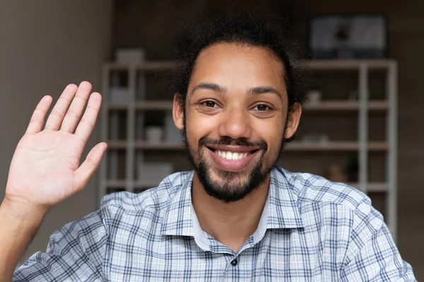 Närbild leende afrikansk kille vinka hand börja video webbkamera visa — Stockfoto