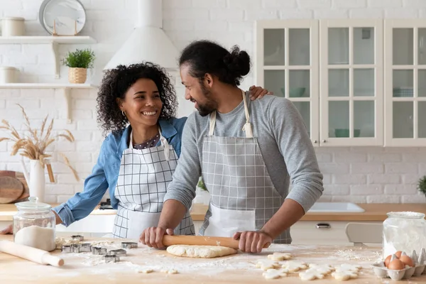 Pareja africana en el amor cocinar juntos en la cocina moderna —  Fotos de Stock