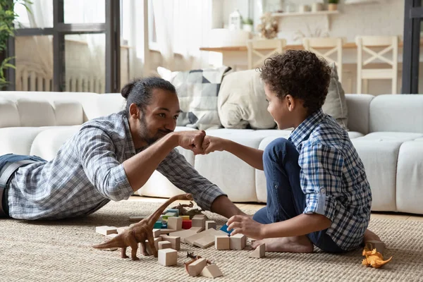 Africano pai jogar cubos de madeira com o pequeno filho em casa — Fotografia de Stock