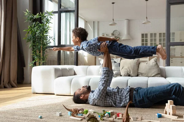 Papa et fils africains passent du temps à jouer ensemble à la maison — Photo